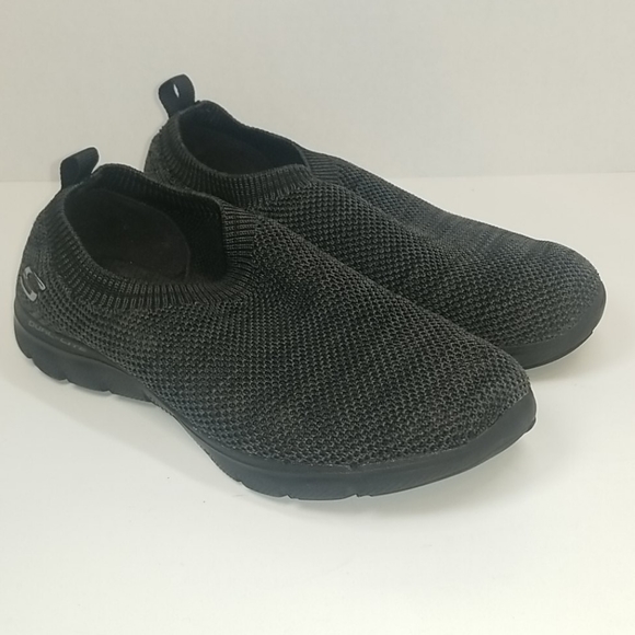 black sketchers size 6